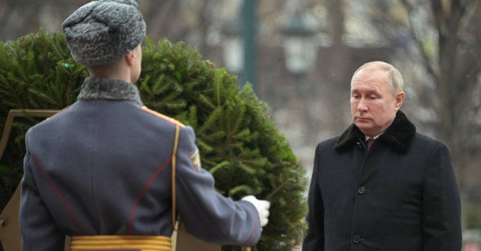 Presiden Rusia Vladimir Putin mengambil bagian dalam upacara peletakan karangan bunga di Makam Prajurit Tidak Dikenal di dekat Tembok Kremlin pada Hari Pembela Tanah Air di Moskow, Rusia 23 Februari 2022. Sputnik/Aleksey Nikolskyi/Kremlin via REUTERS