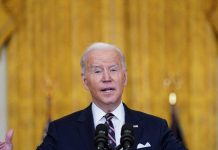 Presiden Joe Biden, AS akan Memberikan Sanksi Terhadap Rusia dan Mengisolasi Moskow dari Ekonomi Global Presiden AS Joe Biden menyampaikan pernyataan tentang invasi militer Rusia yang “tidak beralasan dan tidak dapat dibenarkan” ke negara tetangga Ukraina di Ruang Timur Gedung Putih pada 24 Februari 2022 di Washington, DC.