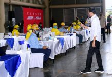 Presiden Jokowi Tinjau Vaksinasi Booster Bagi Pekerja Industri Presiden Jokowi meninjau pelaksanaan vaksinasi COVID-19 dosis lanjutan bagi pekerja industri, di PT Komatsu Indonesia, Jakarta Utara, Kamis (24/02/2022). (Foto: BPMI Setpres/Muchlis Jr)