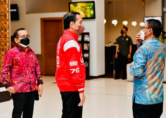 Presiden Joko Widodo saat tiba di Bandar Udara Mutiara SIS Al Jufrie, Kota Palu, sekitar pukul 18.20 WITA disambut oleh Gubernur Sulawesi Tengah Rusdy Mastura. Dalam rangka kunjungan kerja, Kamis (24/02/2022).