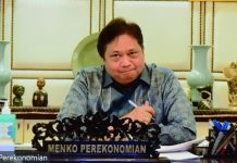 Airlangga: Kasus COVID-19 Luar Jawa-Bali Meningkat, BOR RS dan Isoter Terkendali Menko Ekon Airlangga Hartarto memberikan keterangan pers usai Ratas Evaluasi PPKM melalui konferensi video, Minggu (27/02/2022). (Foto: Humas Setkab/Jay)