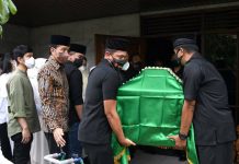 Presiden Jokowi Hadiri Pemakaman Pakde Miyono Presiden Joko Widodo atau Jokowi bertakziah ke rumah duka almarhum pakdenya, Miyono Suryosardjono, di Kota Surakarta, Jawa Tengah, Senin (28/02/2022).