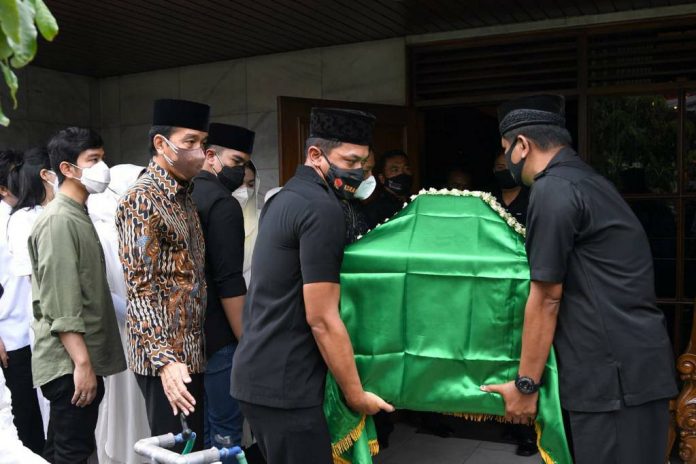 Presiden Joko Widodo atau Jokowi bertakziah ke rumah duka almarhum pakdenya, Miyono Suryosardjono, di Kota Surakarta, Jawa Tengah, Senin (28/02/2022).