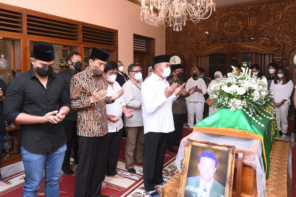 Presiden Joko Widodo saat membacakan doa kepada almarhum pakdenya, Miyono Suryosardjono, di Kota Surakarta, Jawa Tengah, Senin (28/02/2022).