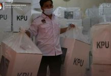 Pilkada 27 November 2024, KPU Terbitkan PKPU Tentang Tahapan dan Jadwal Pemilihan Penyelenggara Pemilu menyiapkan kotak suara (properti kpu)