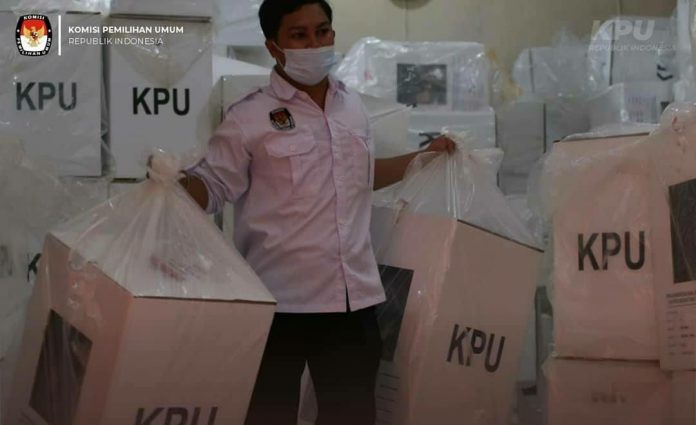 Penyelenggara Pemilu menyiapkan kotak suara (properti kpu)