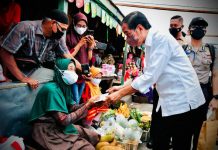 Presiden Jokowi Beri Bantuan Tunai kepada Pedagang di Pasar Sepinggan Balikpapan Di kota Balikpapan, Provinsi Kalimantan Timur presiden Jokowi berkesempatan mendatangi pasar Sepinggan dan beri bantuan tunai kepada para pedagang. Senin, (31/1)