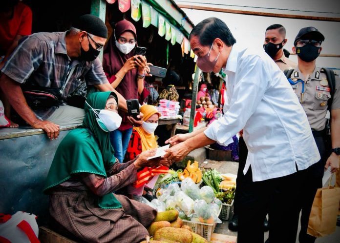 Di kota Balikpapan, Provinsi Kalimantan Timur presiden Jokowi berkesempatan mendatangi pasar Sepinggan dan beri bantuan tunai kepada para pedagang. Senin, (31/1)