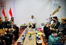 Presiden Bertemu Tokoh Masyarakat dan Adat Kaltim Dukung Pembangunan IKN Presiden Jokowi bertemu tokoh masyarakat di Kaltim, Senin (31/01/2022). (Foto: BPMI Setpres/Laily Rachev)
