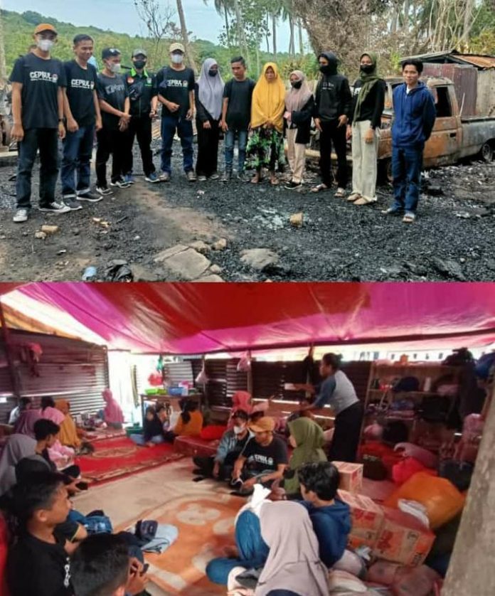 Gerakan Pemuda Bulu Ulaweng GEPBUL Peduli saat memberikan bantuan kepada korban kebakaran di Desa Matajang, Kecamatan Kahu, Kabupaten Bone. Selasa, 01 Februari 2022.