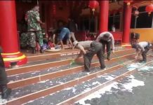 Viral Anggota TNI-Polri Gunakan Seragam Dinas Bersihkan Klenteng, Netizen: Ganti Training Olahraga kan Bisa Hasil tangkap layar dari video twitter (Akun twitter @EW1jaya )