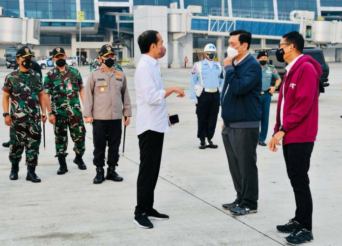 Presiden Jokowi bertolak menuju Sumut, didampingi Menteri Koordinator Bidang Kemaritiman dan Investasi Luhut Binsar Pandjaitan serta Menteri Pariwisata dan Ekonomi Kreatif Sandiaga Uno. Rabu (02/02/2022). (Foto: BPMI Setpres/Laily Rachev)