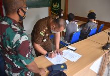 Tindak Tegas Penangkap dan Penyelundup Satwa Langka, TNI AL Limpahkan Berkas ke Kejari Badung Penyidik TNI AL melaksanakan penyerahan Tahap II, perkara penangkapan dan penyelundupan hewan langka penyu hijau (Chelonia Mydas), meliputi Tiga orang Tersangka berikut barang buktinya ke Kejaksaan Negeri Badung. Rabu, (2/2)