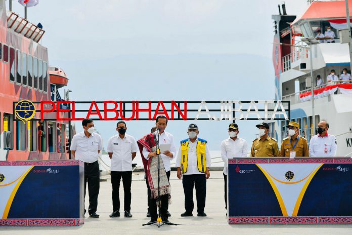 Presiden Jokowi meresmikan tujuh pelabuhan penyeberangan dan empat KMP di Kawasan Dermaga Pelabuhan Ajibata, Toba, Rabu (02/02/2022). (Foto: BPMI Setpres/Lukas)