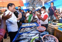 Presiden Jokowi Beri Bantuan Tunai Kepada Pedagang di Pasar Porsea Toba Presiden Joko Widodo menyerahkan bantuan tunai senilaibRp1.2 juta kepada para pedagang di pasar Porsea Toba. Sumatra Utara, Rabu, (2/2)