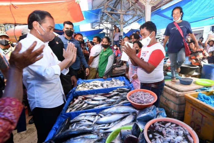 Presiden Joko Widodo menyerahkan bantuan tunai senilaibRp1.2 juta kepada para pedagang di pasar Porsea Toba. Sumatra Utara, Rabu, (2/2)