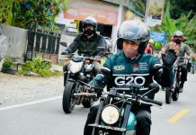 Gunakan Kendaraan Roda Dua, Presiden dan Para Menteri Menghirup Udara Segar Danau Toba Presiden Jokowi mengendarai sepeda motor saat kunker di Sumut, Rabu (02/02/2022). (Foto: BPMI Setpres/Lukas)