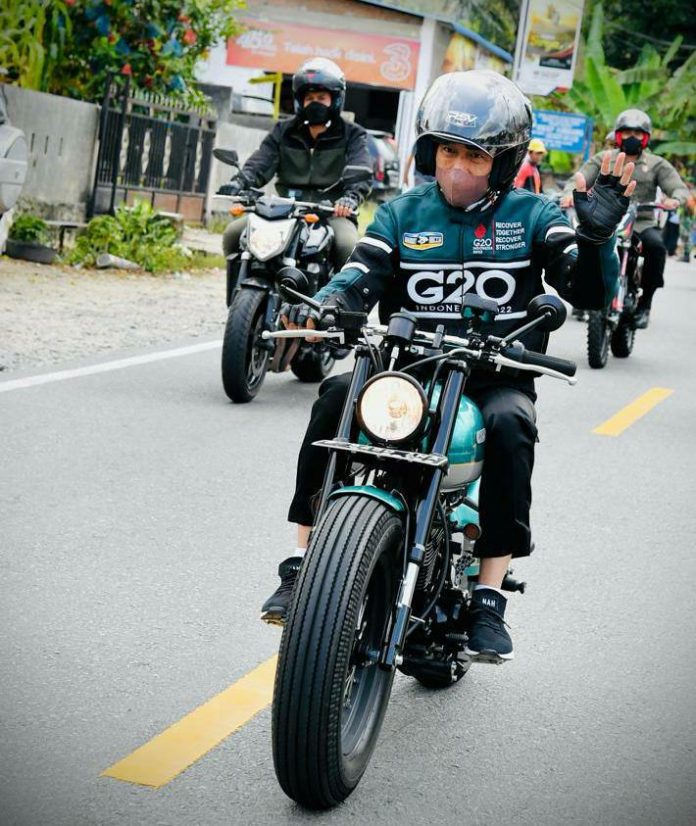 Presiden Jokowi mengendarai sepeda motor saat kunker di Sumut, Rabu (02/02/2022). (Foto: BPMI Setpres/Lukas)