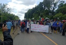 KPA Sulsel: PTPN Hancurkan Lahan Garapan Petani Secara Ilegal Tutup Jalan Poros Enrekang-Tator AMPU Menolak Penggusuran Aliansi Masyarakat Massenrempulu (AMPU), melakukan aksi unjuk rasa di jalan poros Maiwa, Enrekang-Tator, Rabu, 02 Pebruari 2022 mulai pukul 9.00 WITA.