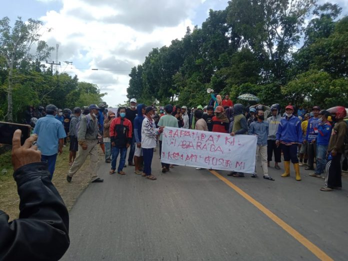 Tutup Jalan Poros Enrekang-Tator AMPU Menolak Penggusuran Aliansi Masyarakat Massenrempulu (AMPU), melakukan aksi unjuk rasa di jalan poros Maiwa, Enrekang-Tator, Rabu, 02 Pebruari 2022 mulai pukul 9.00 WITA. 