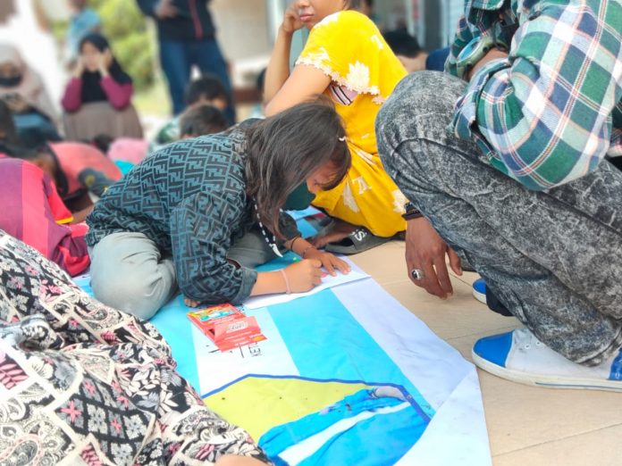 Nampak seorang anak warga warga pantai Merpati saat penggusuran Senin, (31/1) lalu.