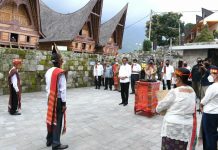 Presiden Jokowi Meresmikan Penataan Kawasan Huta Siallagan di Samosir Presiden Jokowi meresmikan penataan kawasan Huta Siallagan, Samosir, Sumut, Rabu (02/02/2022). (Foto: BPMI Setpres/Laily Rachev)