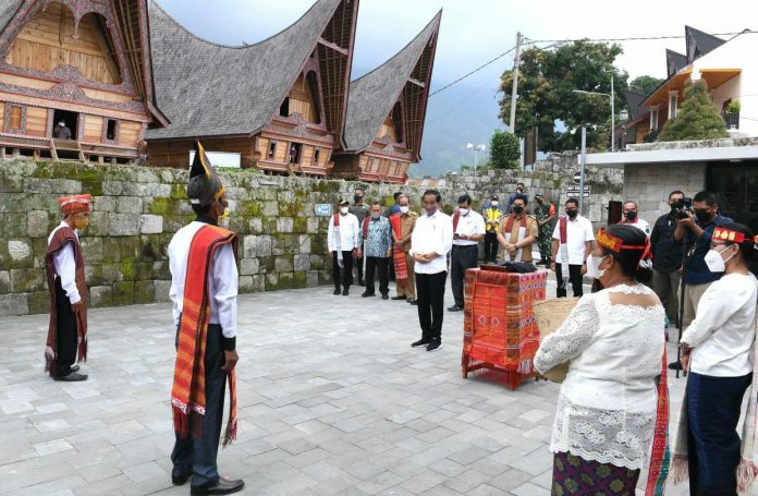 Presiden Jokowi meresmikan penataan kawasan Huta Siallagan, Samosir, Sumut, Rabu (02/02/2022). (Foto: BPMI Setpres/Laily Rachev)