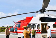 Gunakan Helikopter Super Puma, Presiden Jokowi Lanjutkan Kunker ke Kabupaten Humbang Hasundutan Presiden Jokowi melanjutkan perjalanan ke Bandara Sibisa, Kabupaten Toba, untuk kemudian lepas landas menggunakan helikopter Super Puma TNI AU menuju helipad Kantor Bupati Humbang Hasundutan, Kamis (03/02/2022).