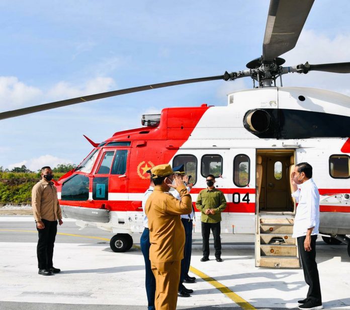 Presiden Jokowi melanjutkan perjalanan ke Bandara Sibisa, Kabupaten Toba, untuk kemudian lepas landas menggunakan helikopter Super Puma TNI AU menuju helipad Kantor Bupati Humbang Hasundutan, Kamis (03/02/2022).