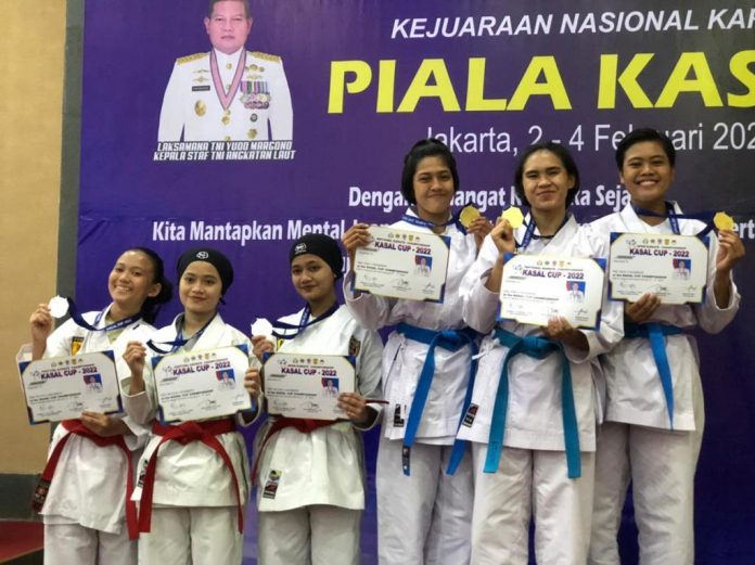 Tim karateka Akademi Angkatan Laut (AAL) menunjukkan kebolehannya di Kejuaraan Nasional (Kejurnas) Karate Kasal Cup Tahun 2022 dalam rangka menyambut HUT Polisi Militer TNI AL (Pomal) ke-76 yang digelar di Gedung RB. Supardan Mako Puspomal Kelapa Gading Barat, Jakarta Utara.