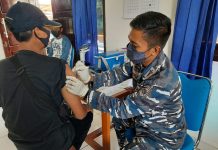 Kembali Dari Pedalaman, Nelayan Merauke Serbu BP Diskes Lantamal XI Warga yang berprofesi sebagai nelayan yang berdomisili disekitaran Merauke, menerima vaksinasi di Diskes Lantamal XI beralamat di Jl. Polder Bahari Kabupaten Merauke terlihat sibuk melayani para pengunjung yang hendak melaksanakan vaksin, Kamis (03/02/2022).