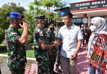 Tinggalkan Merauke, Danlantamal XI Dilepas Forkopimda Dan Rekan Sejawat Wakil Komandan (Wadan) Lantamal XI Merauke Kolonel Laut (P) Hari Widjajanto, M.M bersama segenap Prajurit Lantamal XI dan Pejabat Utama Lantamal XI beserta Forkopimda dan rekan sejawat melaksanakan pengantaran Danlantamal XI Brigjen TNI (Mar) Edy Prakoso, S.E beserta Ketua Korcab XI DJA III Ny. Dewi Edy Prakoso sebelum bertolak menuju Sorong, Papua Barat, Kamis (03/02/2022).