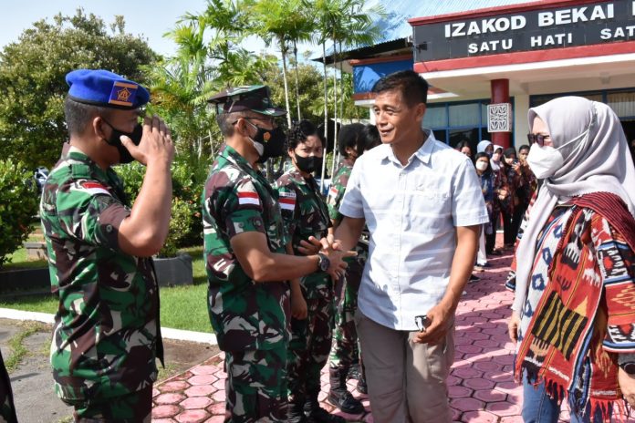 Wakil Komandan (Wadan) Lantamal XI Merauke Kolonel Laut (P) Hari Widjajanto, M.M bersama segenap Prajurit Lantamal XI dan Pejabat Utama Lantamal XI beserta Forkopimda dan rekan sejawat melaksanakan pengantaran Danlantamal XI Brigjen TNI (Mar) Edy Prakoso, S.E beserta Ketua Korcab XI DJA III Ny. Dewi Edy Prakoso sebelum bertolak menuju Sorong, Papua Barat, Kamis (03/02/2022).