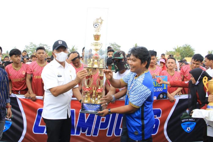 Bupati Bulukumba Muchtar Ali Yusuf menutup turnamen sepakbola Padangloang Cup sekaligus menyaksikan laga partai final antara Manyampa Utama melawan Agung Putra. Kamis, (3/2)