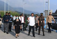 Hari Ketiga di Sumut, Presiden Jokowi Temui Petani Jeruk Hingga Resmikan Jalan Tol Presiden Jokowi saat mengawali kunjungan kerja hari kedua ke Sumatera Utara, Kamis (03/02/022) kemarin, dengan menyeberang dari Pelabuhan Ambarita, Kabupaten Samosir, menuju Pelabuhan Ajibata, Kabupaten Toba, menumpangi KMP Kaldera Toba.