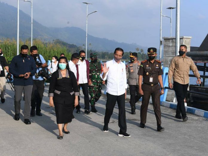 Presiden Jokowi saat mengawali kunjungan kerja hari kedua ke Sumatera Utara, Kamis (03/02/022) kemarin, dengan menyeberang dari Pelabuhan Ambarita, Kabupaten Samosir, menuju Pelabuhan Ajibata, Kabupaten Toba, menumpangi KMP Kaldera Toba.