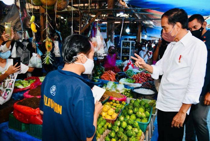 Presiden Jokowi saat memberikan bantuan langsung tunai bagi salah satu pedagang di Pasar Induk Sidikalang, Kabupaten Dairi, Sumatera Utara, Kamis (03/02/2022). (Foto: BPMI Setpres/Laily Rachev)