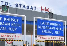 Presiden Jokowi Resmikan Ruas Jalan Tol Binjai-Stabat Sepanjang 11.8 Kilometer Peresmian ruas jalan Tol Binjai-Stabat pepanjang 11,8 kilometer. Ikut mendampingi Presiden dalam acara tersebut Menteri Koordinator Bidang Kemaritiman dan Investasi Luhut Binsar Pandjaitan, Menteri Pekerjaan Umum dan Perumahan Rakyat Basuki Hadimuljono, Menteri Pariwisata dan Ekonomi Kreatif Sandiaga Uno, Menteri Keuangan Sri Mulyani, serta Gubernur Sumatra Utara Edy Rahmayadi. Jumat, (4/2)