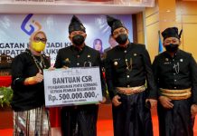 Hari Jadi Ke 62 Kabupaten Bulukumba, Pemprov Serahkan Bantuan Rp19 milyar Pembanguna Masjid Terapung Ketua DPRD Sulsel, Andi Ina Kartika Sari saat menyerah bantuan CSR kepada Bupati Muchtar Ali Yusuf dan Wakil Bupati Andi Edy Manaf untuk pembangunan pintu gerbang Pemkab Bulukumba. Jumat, (4/2)