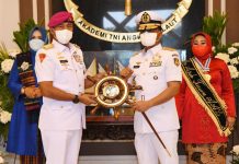 Acara Tradisi Pisah Sambut Gubernur Akademi Angkatan Laut Akademi Angkatan Laut (AAL) menggelar Tradisi Pisah Sambut Gubernur AAL, pasca Serah Terima Jabatan Gubernur AAL di Mabesal Jakarta (2/2) lalu, dari Mayor Jenderal TNI (Mar) Nur Alamsyah kepada Laksda TNI Denih Hendrata, yang digelar di Gedung Maspardi, Kesatrian AAL, Bumimoro, Surabaya, Jumat (4/2).