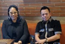 Praperadilan Lambat Digelar, Kuasa Hukum Kades Wiring Tasi Pinrang Lapor Ke Bawas Mahkamah Agung RI Kiri Kades Wiringtasi Suppa Pinrang, Andi Dewi Yanti bersama Pensehat Hukum, Drs.Aldin, SH. Paling (Kanan). Sabtu, (5/2)