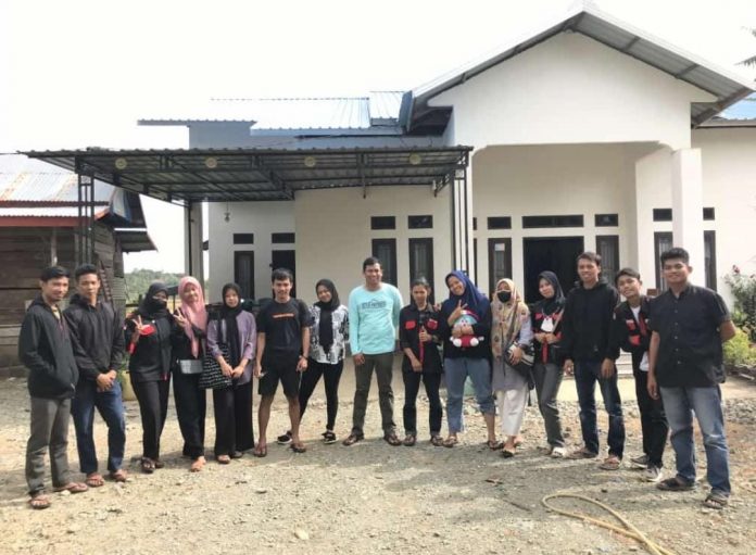 Pengurua HIMBOS Bersama kepala Desa Pationgi Kecamatan Patimpeng Kabupaten Bone.