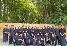 Dari Pelajar, Karyawan Swasta, Warga Hingga ASN Kompak Baju Hitam Foto warga saat peringatan 62 tahun hari jadi Kabupaten Bulukumba. Jumat, (4/2)