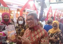 Maluku Baileo Exhibition Digelar di Mall Ratu Indah Makassar Bupati Maluku Tenggara, M. Thaher Hanubun, saat meninjau Maluku Baileo Exhibition (MBE) yang digelar di Mall Ratu Indah Makassar. Sabtu, (05/02/2022).