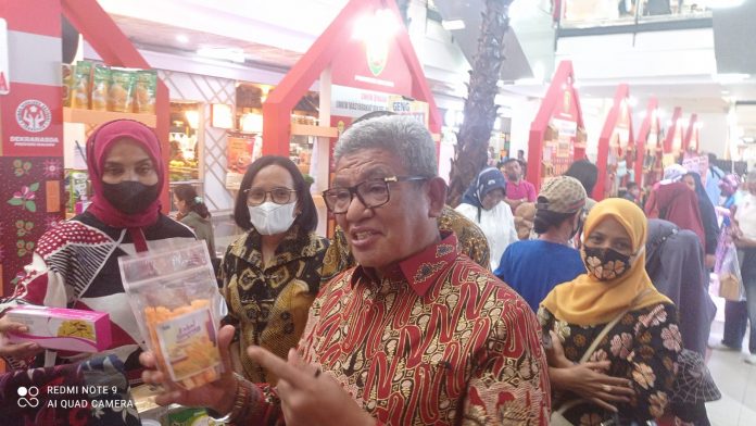 Bupati Maluku Tenggara, M. Thaher Hanubun, saat meninjau Maluku Baileo Exhibition (MBE) yang digelar di Mall Ratu Indah Makassar. Sabtu, (05/02/2022).