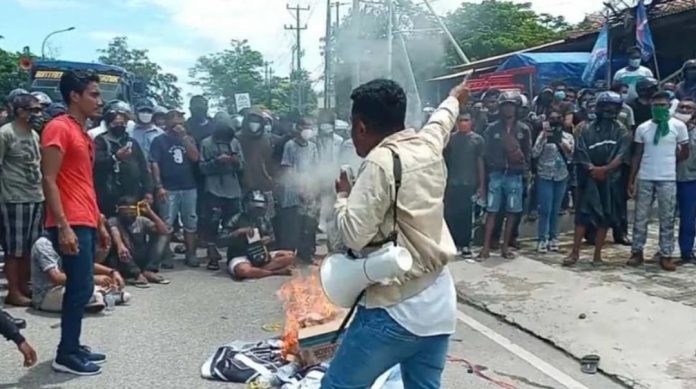 Foto: Aksi pembakaran yang dilakukan oleh simpatisan Jeriko di Kota Kupang. ANTARA/Kornelis Kaha