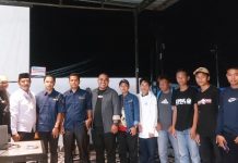 Pererat Silaturrahmi, GEPBUL Hadiri Undangan Bazar dan Dialog Kepemudaan di Desa Patimpeng Foto bersama Pengurus GEPBUL, Ketua Karang Taruna Desa Patimpeng Andi Muhammad Qayyum, ketua Karang Taruna Kecamatan Patimpeng Andi Adhar, Kepala Desa Patimpeng Andi Samsu Alam Bahar, Pengurus Karang Taruna Sul-Sul Andi Rahmat Mandasini, ujung kanan Ketua BPD Desa Patimpeng Sumartini Yang juga merupakan Mantan Ketua DPK KEPMI BONE TA-TG Unismuh Makassar.