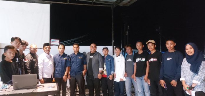 Foto bersama Pengurus GEPBUL, Ketua Karang Taruna Desa Patimpeng Andi Muhammad Qayyum, ketua Karang Taruna Kecamatan Patimpeng Andi Adhar, Kepala Desa Patimpeng Andi Samsu Alam Bahar, Pengurus Karang Taruna Sul-Sul Andi Rahmat Mandasini, ujung kanan Ketua BPD Desa Patimpeng Sumartini Yang juga merupakan Mantan Ketua DPK KEPMI BONE TA-TG Unismuh Makassar.