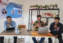Profektif Institut Gelar Diskusi Publik, Rilis Survey dengan Metode Kualitatif Dinamika Politik di Pinrang FOTO: Tengah Asratillah Direktur Profetik Institut, Dalam forum dialog politik beberapa waktu lalu.
