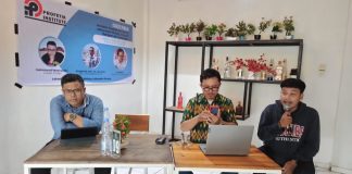Profektif Institut Gelar Diskusi Publik, Rilis Survey dengan Metode Kualitatif Dinamika Politik di Pinrang FOTO: Tengah Asratillah Direktur Profetik Institut, Dalam forum dialog politik beberapa waktu lalu.